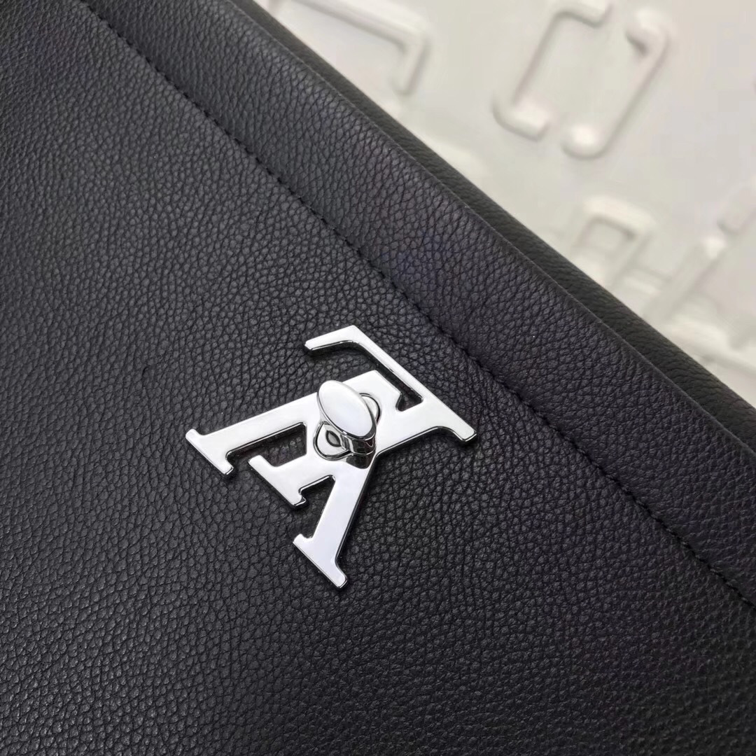 L0vis Vvtt0n Lockme Black Bag M50250