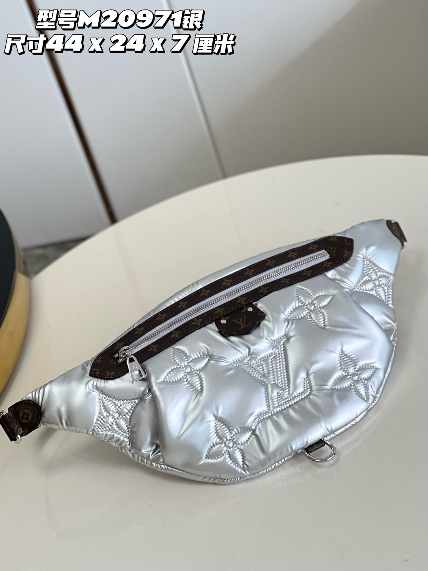 L0vis Vvtt0n Bumbag Silver M20971