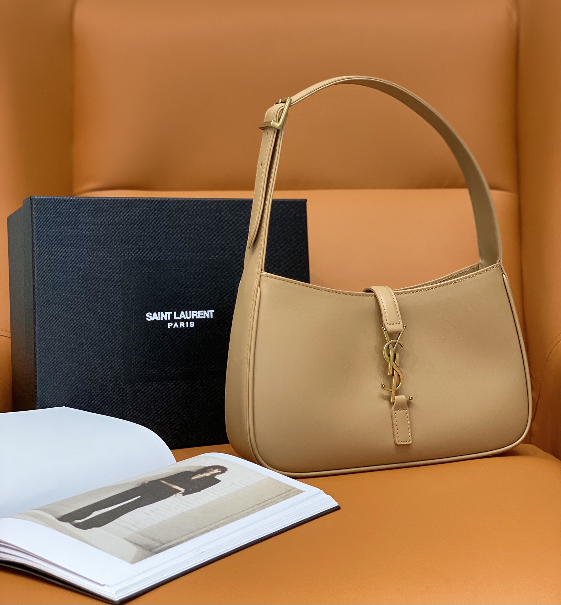 Y51 LE5A7 Hobo Bag Tan
