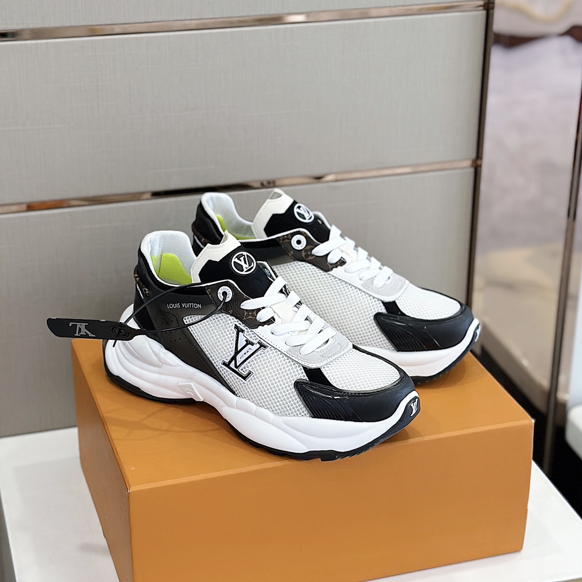 Bagsaaa L0vis Vvtt0n White Trainer Sneaker
