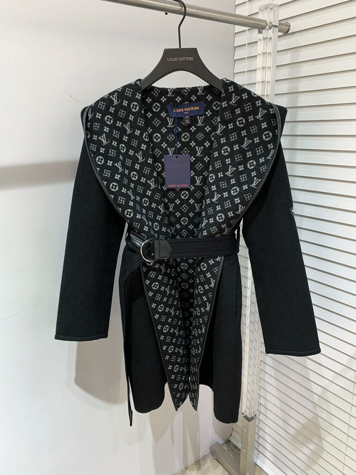 Bagsaaa L0vis Vvtt0n Belted Short Coat Black