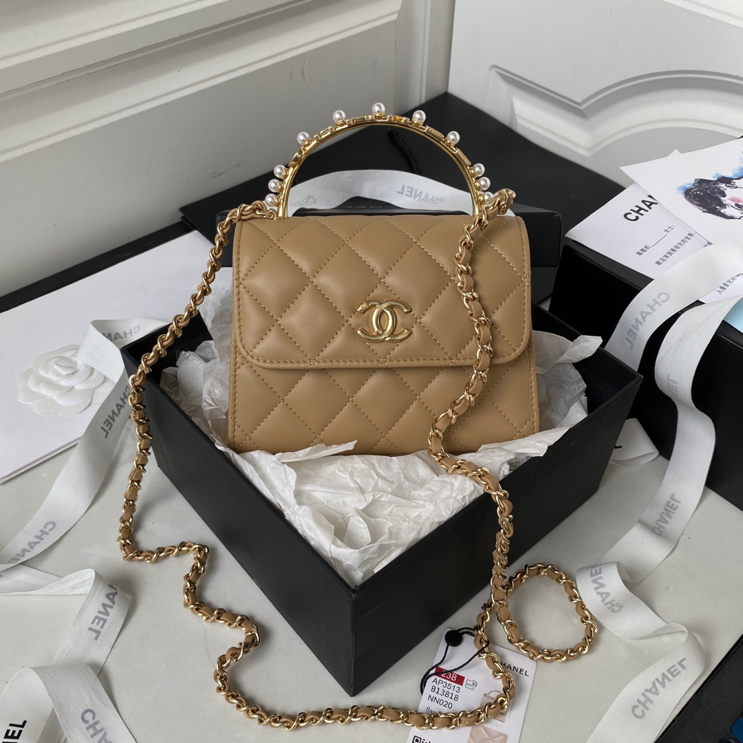 Bagsaaa Ch**el Clutch With Chain Lambskin, Imitation Pearls Beige
