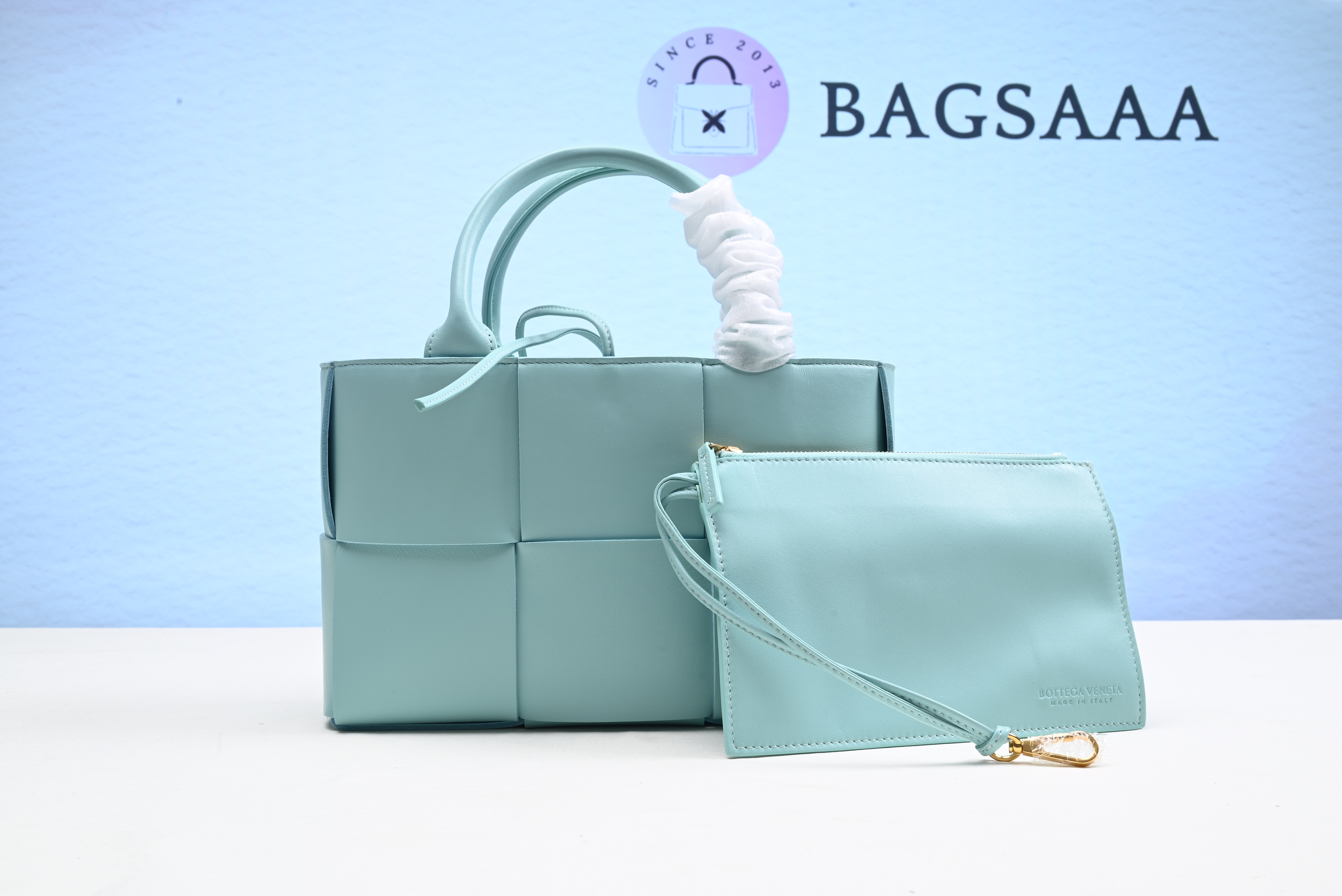 Bagsaaa B0tt*ga Ven*ta Mini Arco Tote Bag in Intreccio Leather - 25x16x8cm