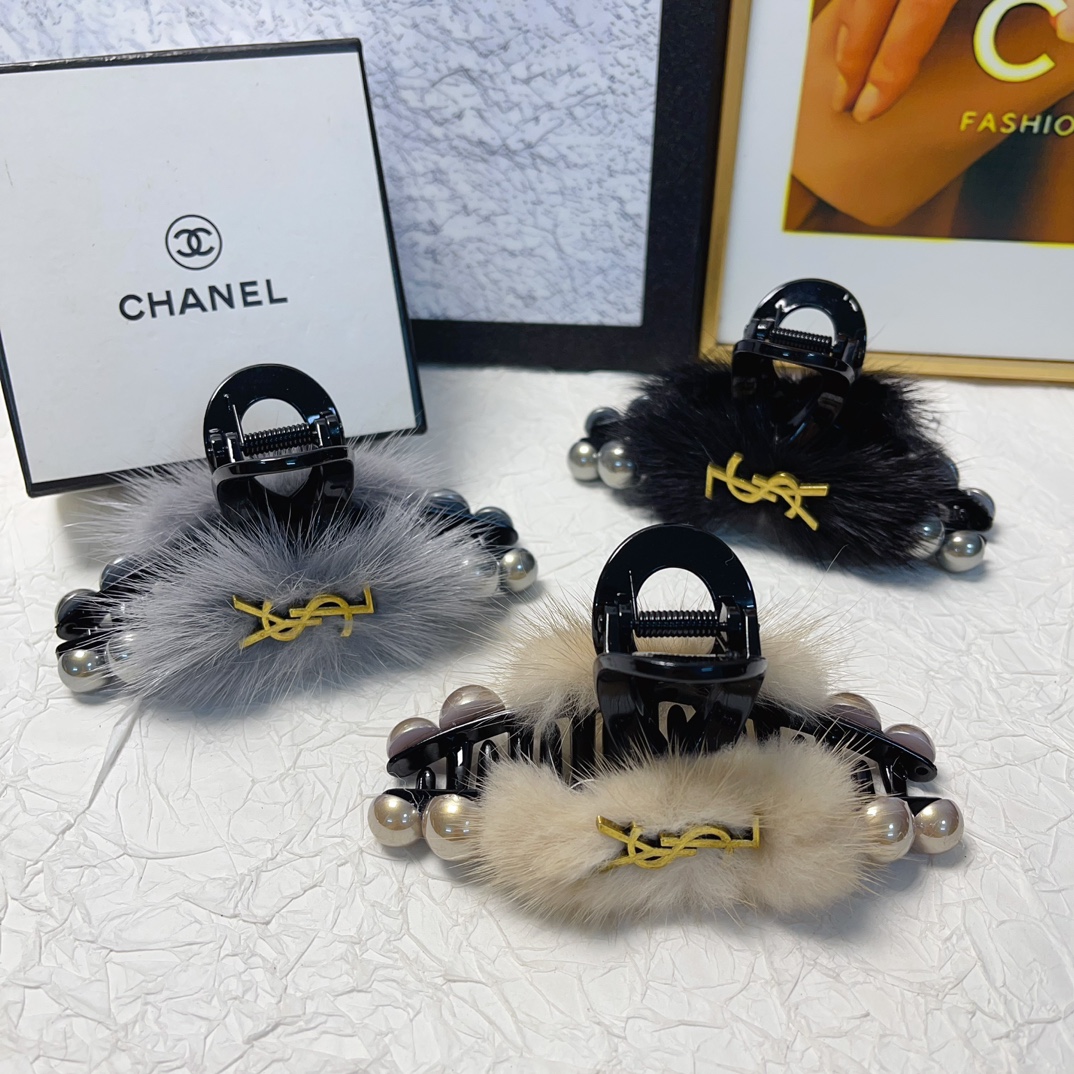 Bagsaaa Y51 Fur and Pearl Hairclip