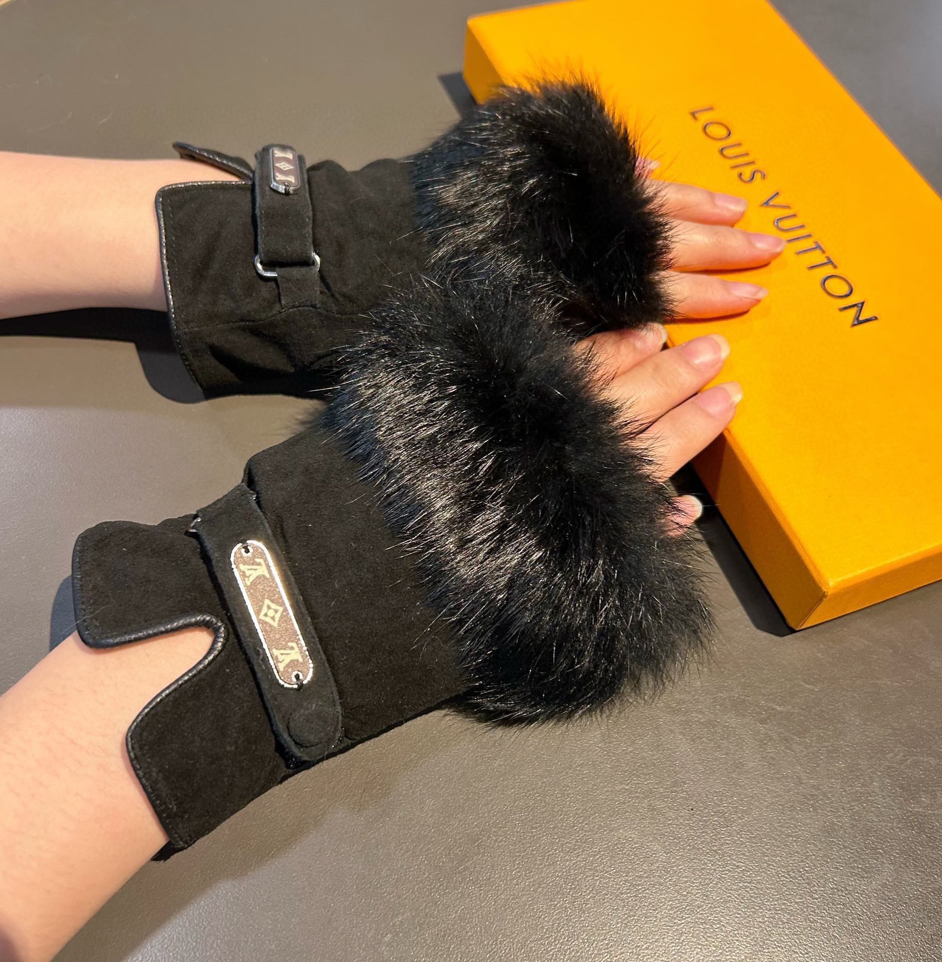 Bagsaaa L0vis Vvtt0n Half Finger Black Fur Gloves