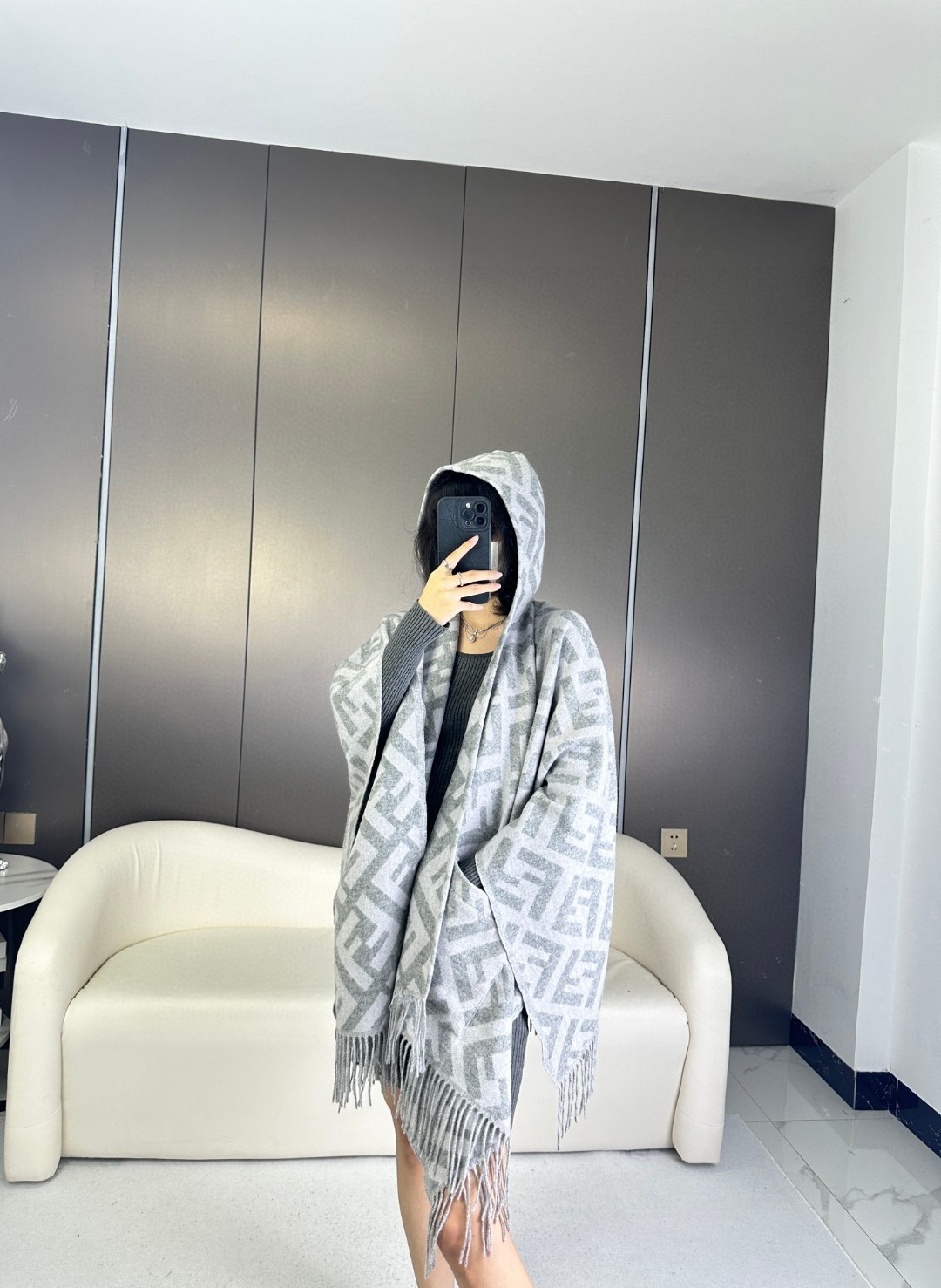 Bagsaaa F**di FF Poncho Grey wool