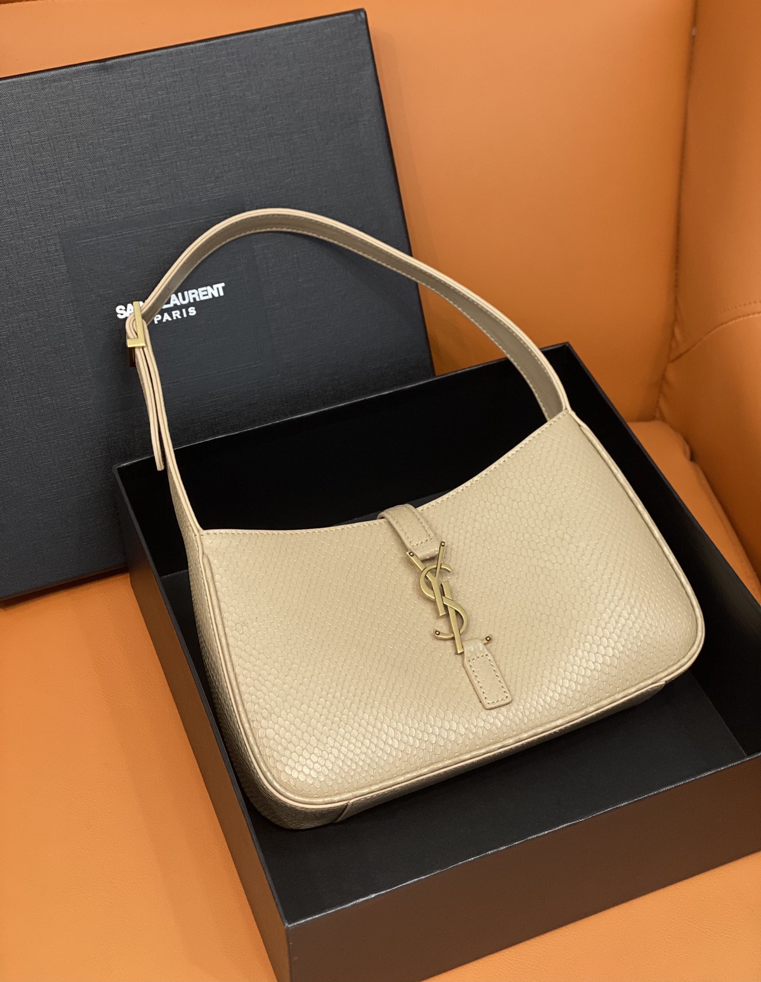 Bagsaaa Y51 LE 5 À 7 in beige python leather - 23 X 16 X 6,5 CM