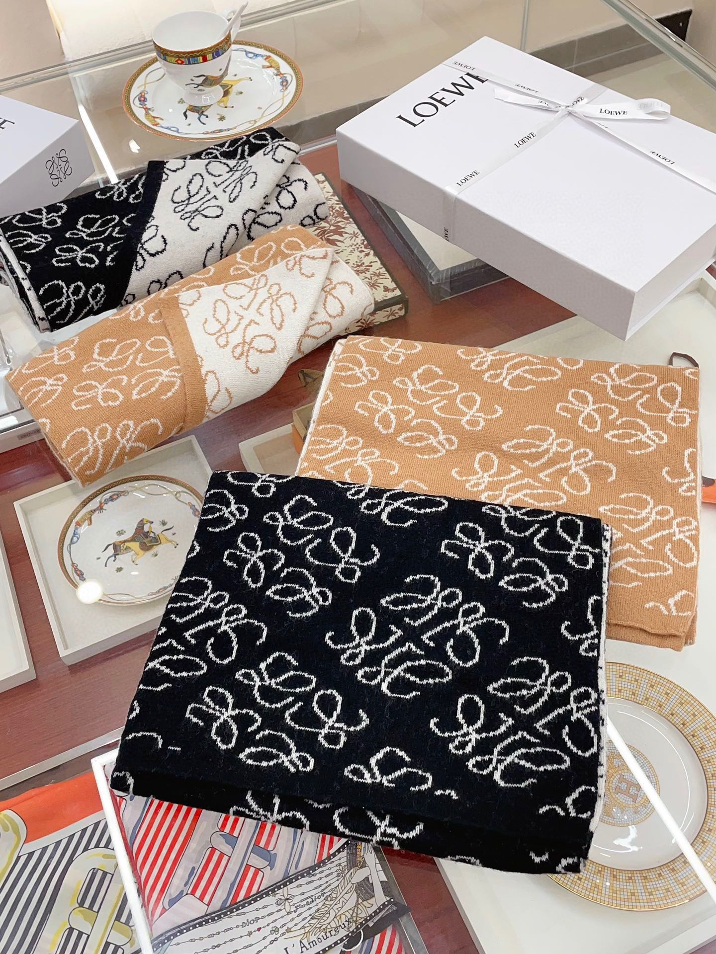 Bagsaaa L0ew* Logo Scarf