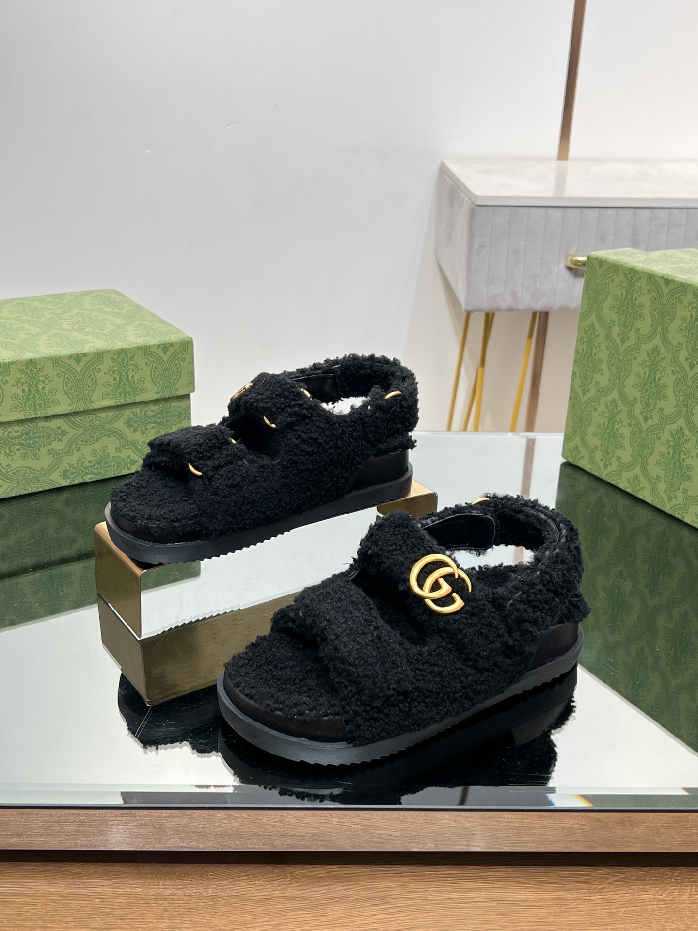 Bagsaaa Gvc*1 Black Shearling Sandals
