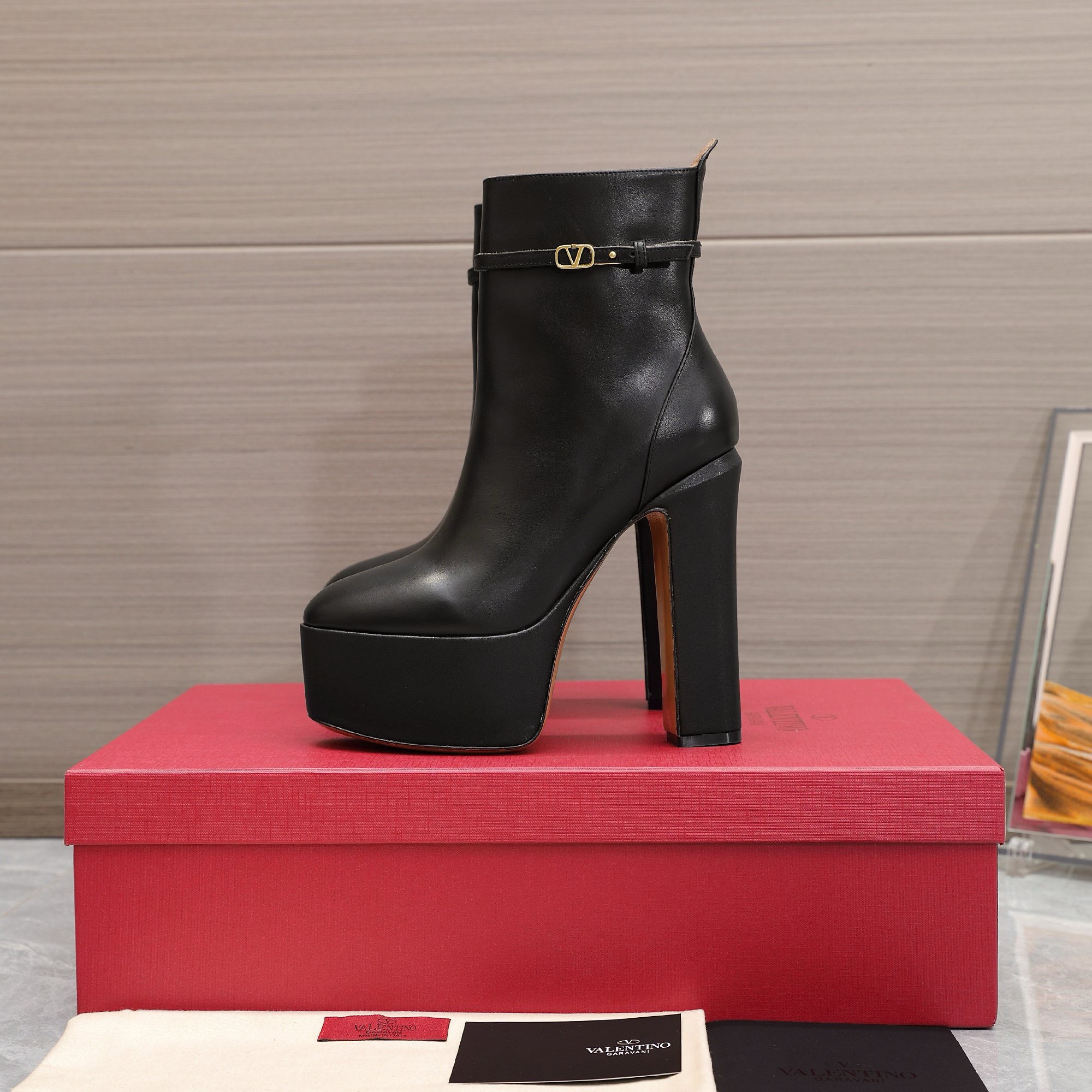 Bagsaaa Va1e*ntin0 Vlogo Black Boots