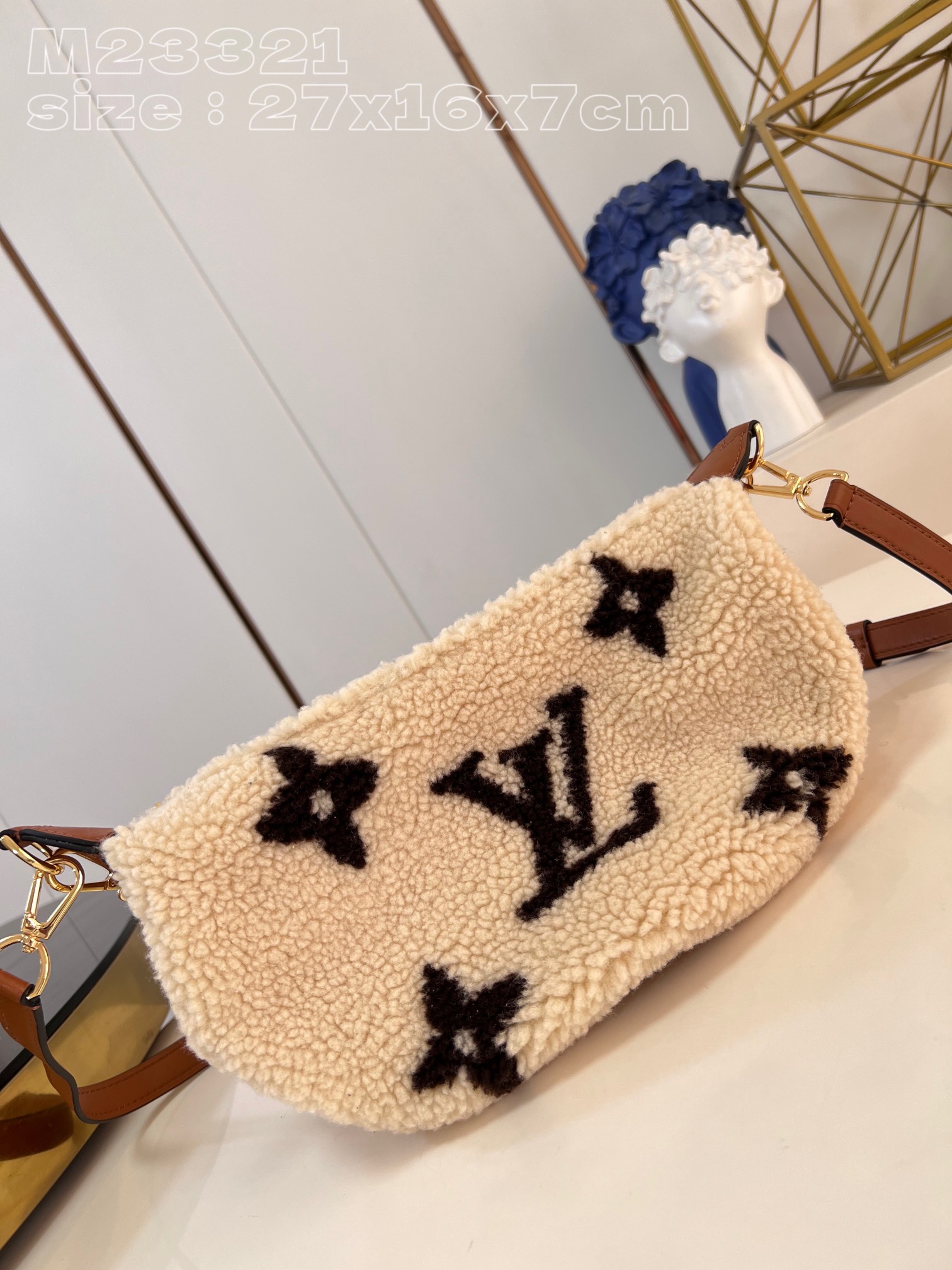 Bagsaaa L0vis Vvtt0n Ski Shearling Over The Moon Bag M23321