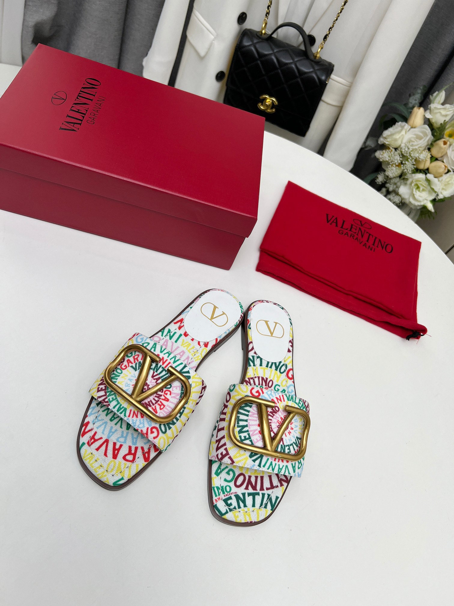 Bagsaaa Va1e*ntin0 White Slides