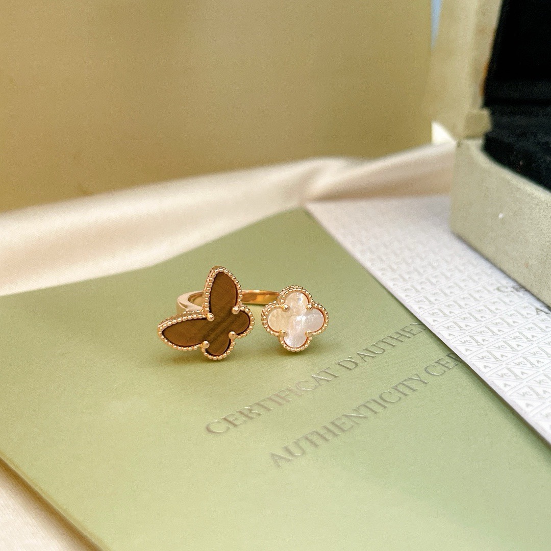 Bagsaaa V*n Cl**f & Arp*1s Magic Alhambra, Butterfly Between the Finger