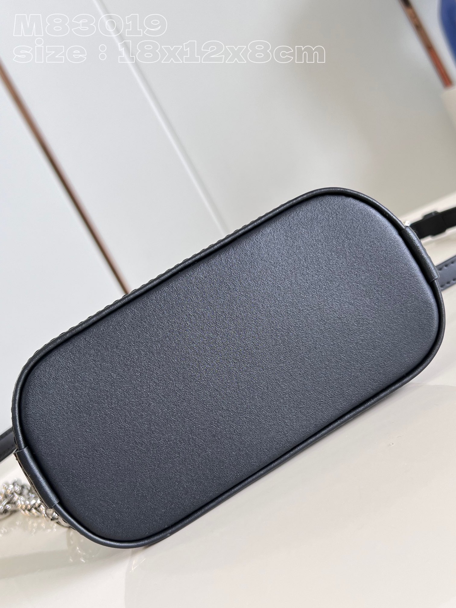 Bagsaaa L0vis Vvtt0n M83019 Nano Alma Black Lambskin - 18 x 12 x 8 cm