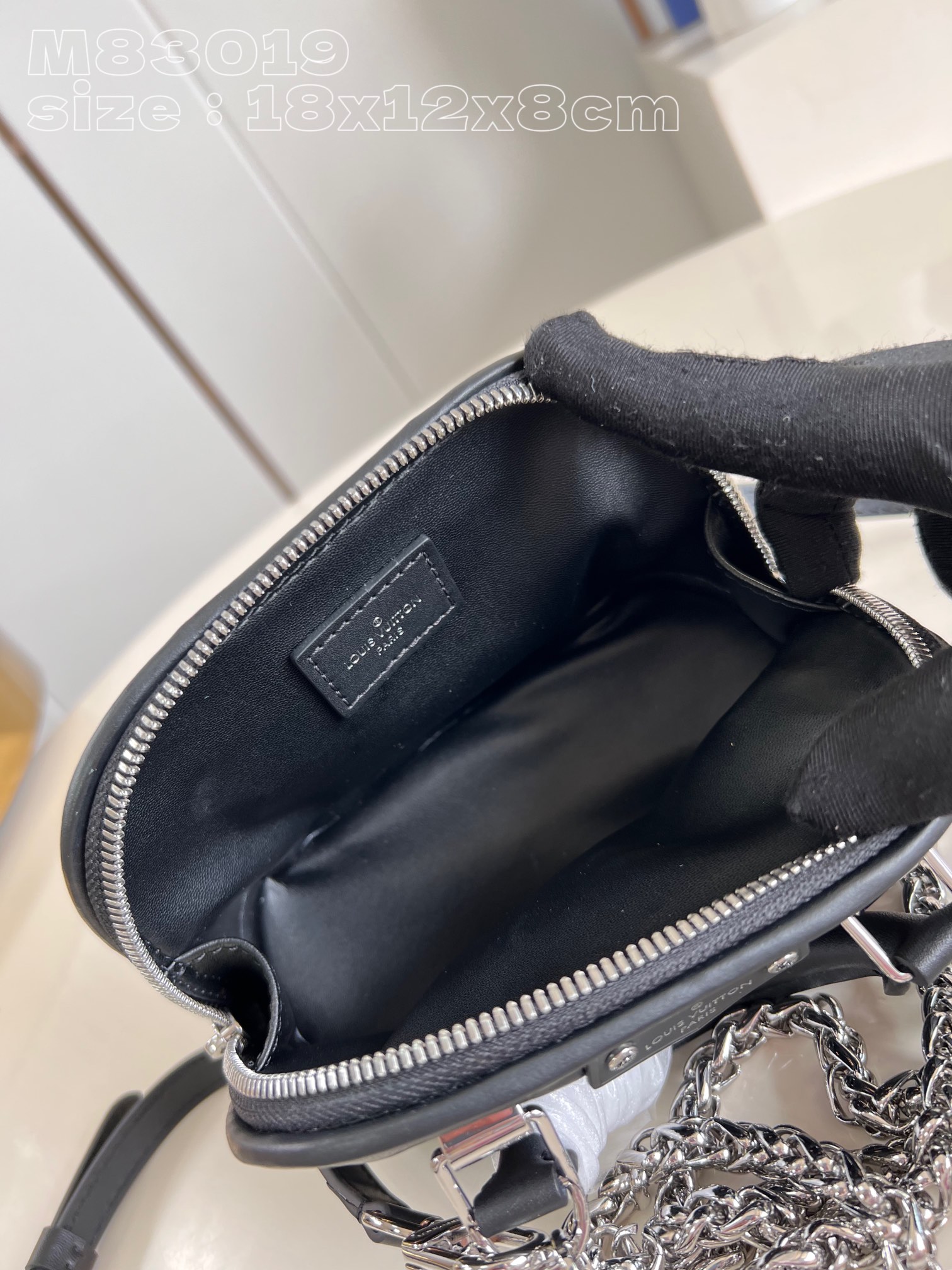 Bagsaaa L0vis Vvtt0n M83019 Nano Alma Black Lambskin - 18 x 12 x 8 cm