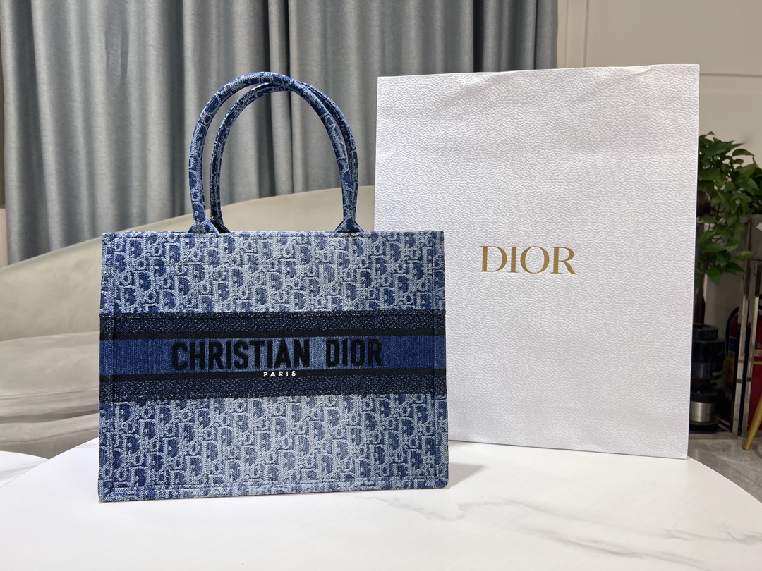 Bagsaaa Medium D10r Book Tote Blue Denim D10r Oblique Jacquard - 36 x 27.5 x 16.5 cm