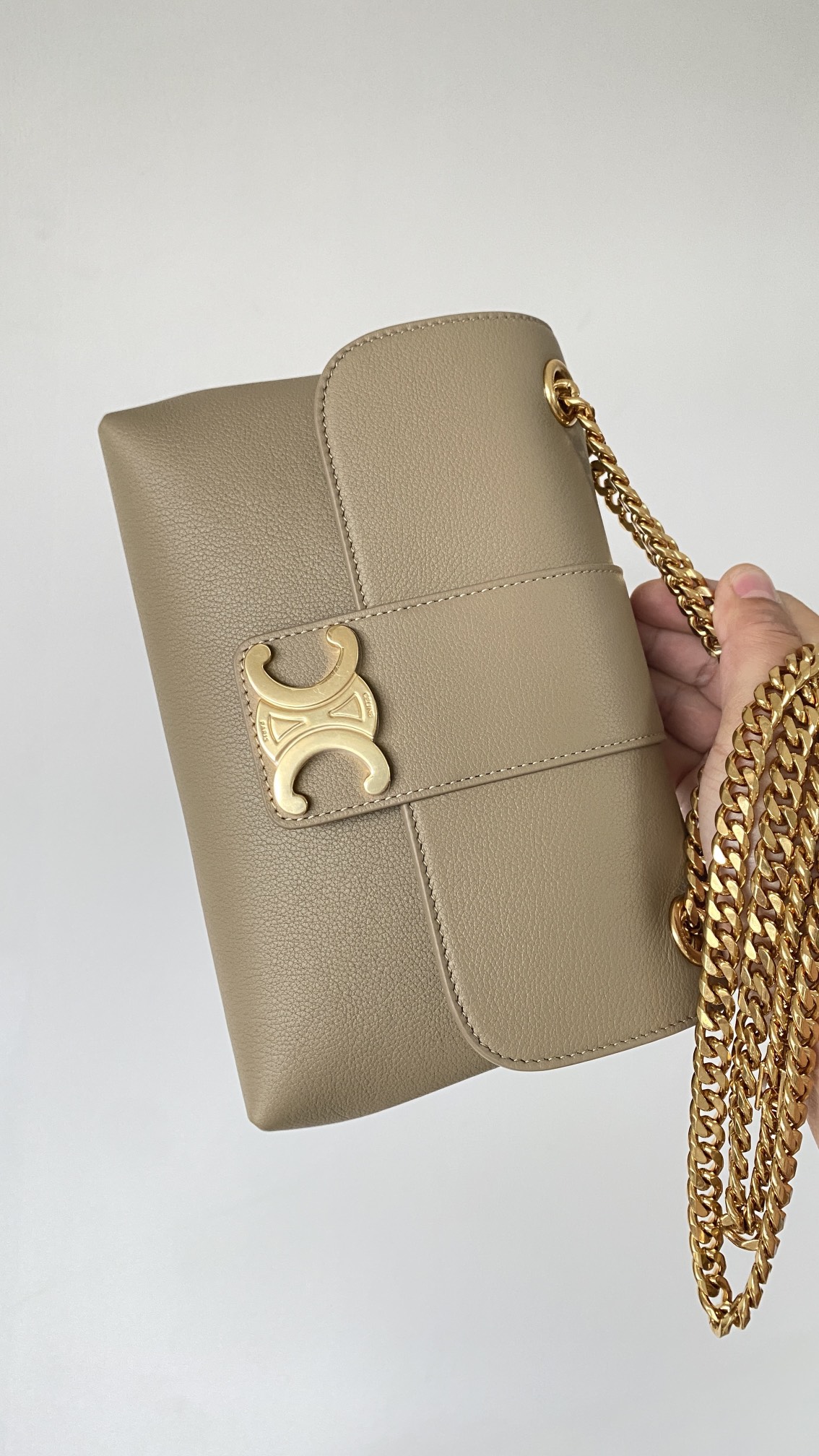 Bagsaaa Medium Ce1i*e Victoire Bag in S*pple Calfskin Beige - 25 x 15 x 8 CM