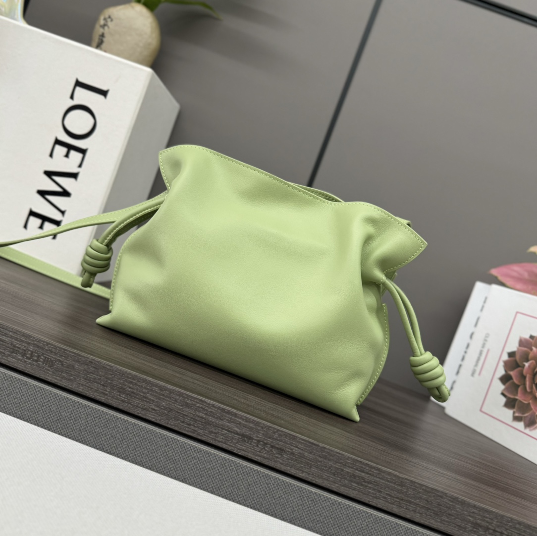 Bagsaaa L0ew* Mini Flamenco clutch in nappa calfskin light green - 23.9X18X9 cm