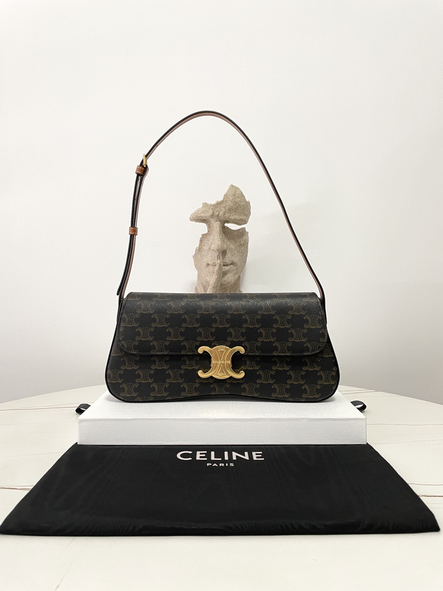 Bagsaaa Medium Ce1i*e Lola Bag In Triomphe Canvas And Calfskin - 28 x 12 x 5 CM