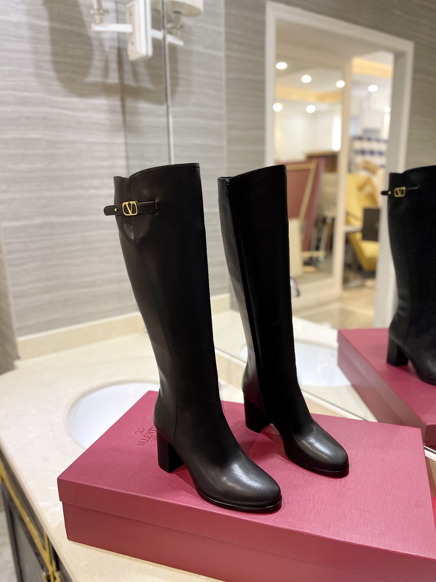 Bagsaaa Va1e*ntin0 Vlogo Signature Calfskin Boot Black 95mm 