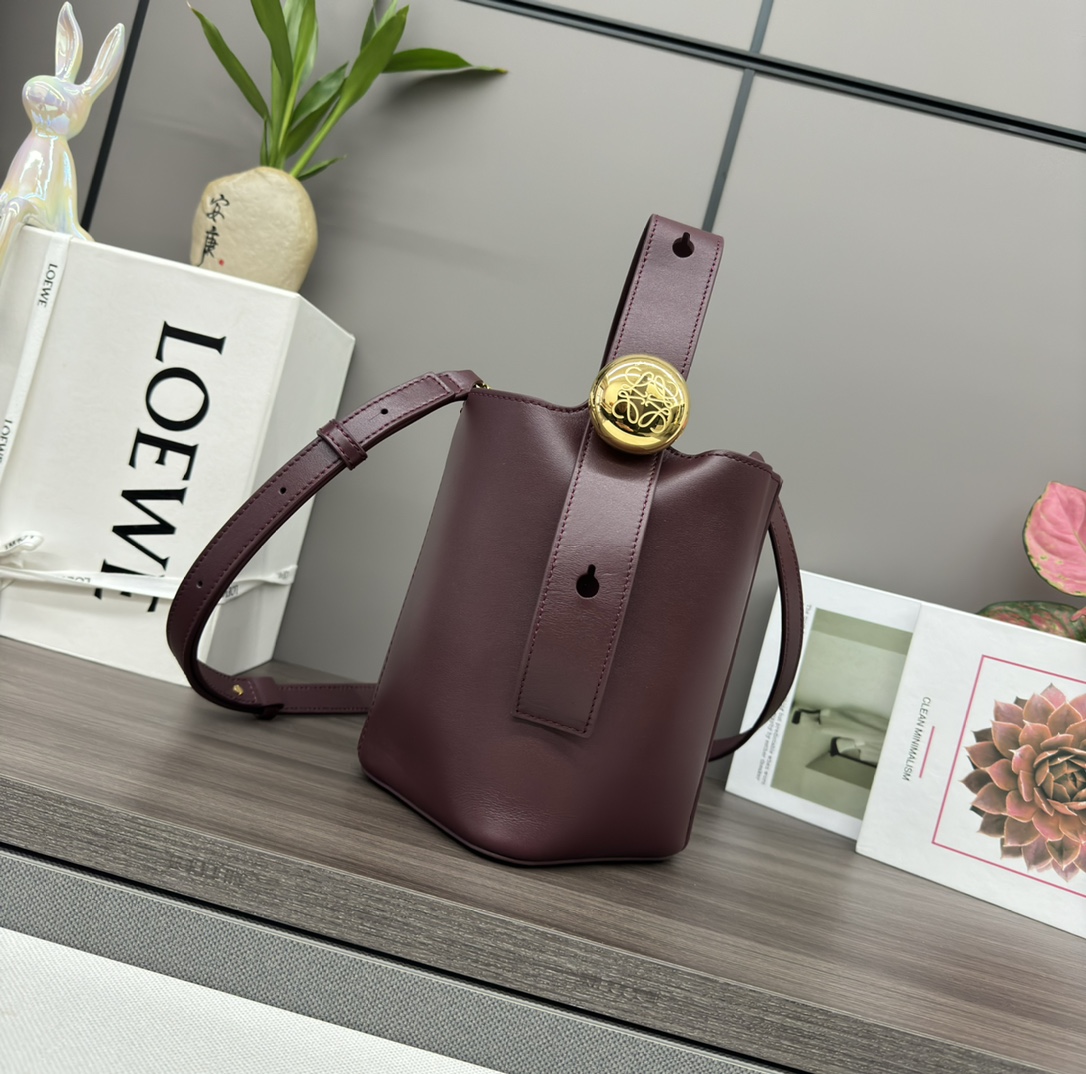 Bagsaaa L0ew* Mini Pebble bucket in smooth calfskin dark burgundy - 16*16*19.5CM