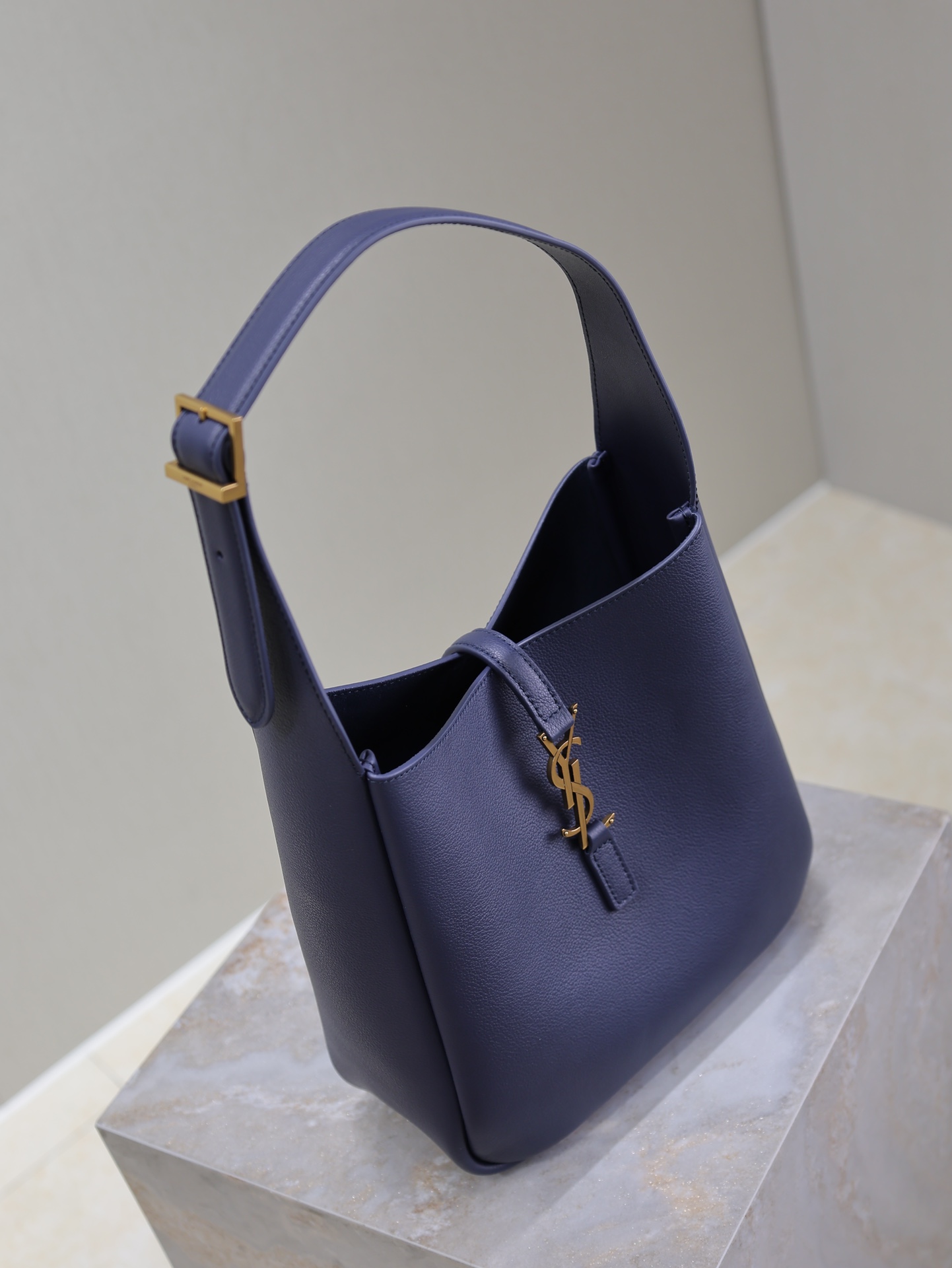 Bagsaaa Y51 Le 5 À 7 S*pple Small In Grained Leather Blue 713938 - 23x22x10 cm