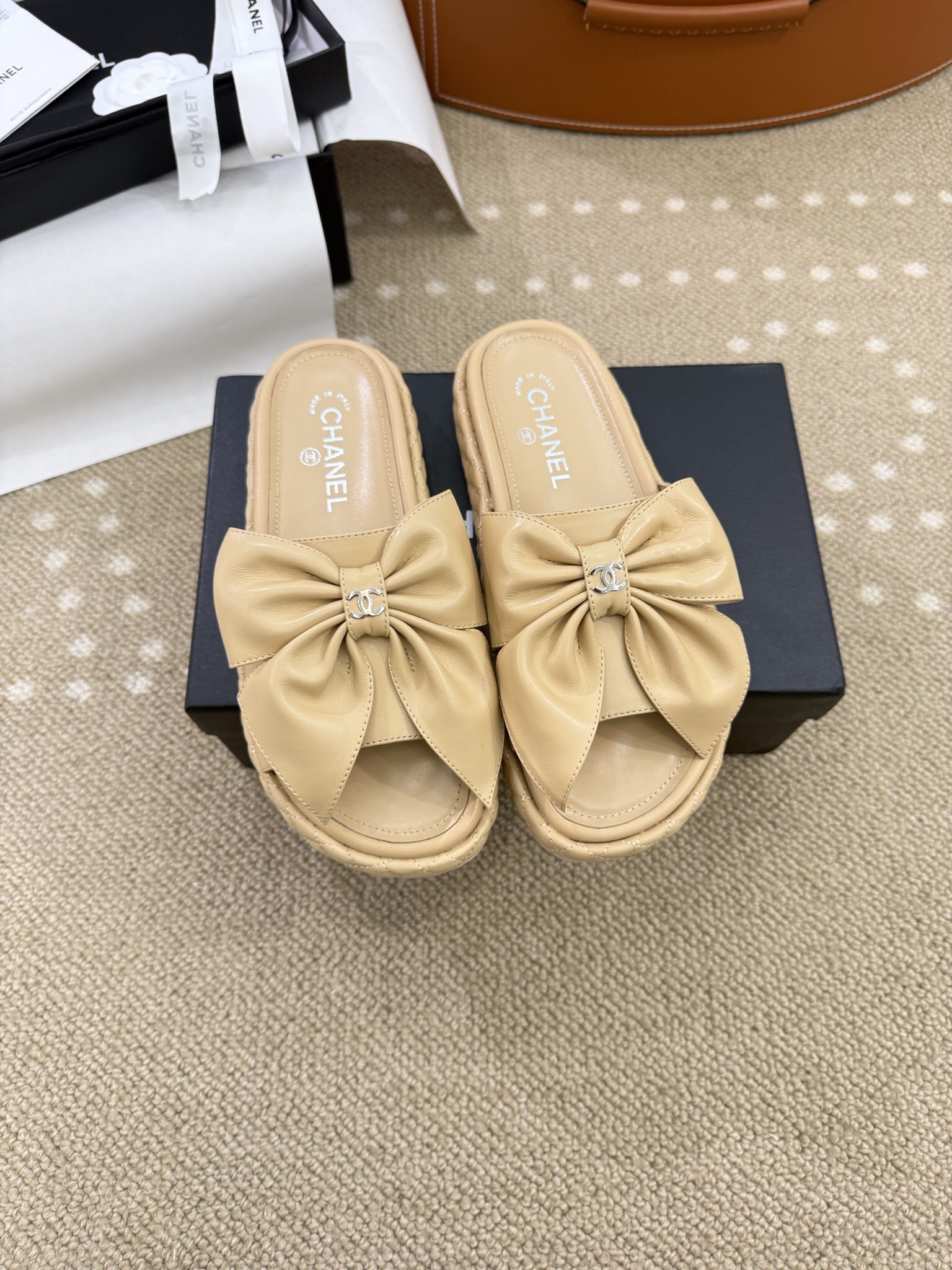 Bagsaaa Ch**el Bow Slide Sandals Beige