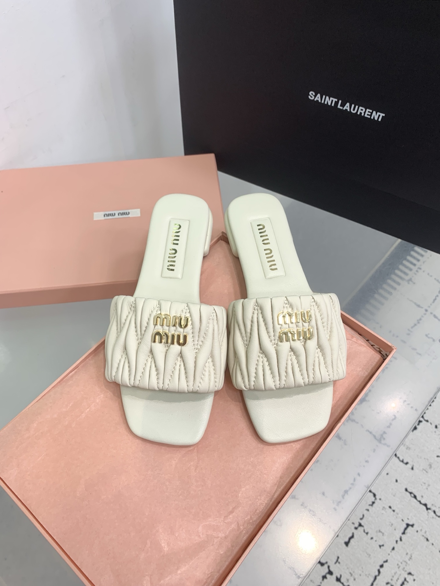 Bagsaaa Miu Miu Matelassé nappa leather slides white