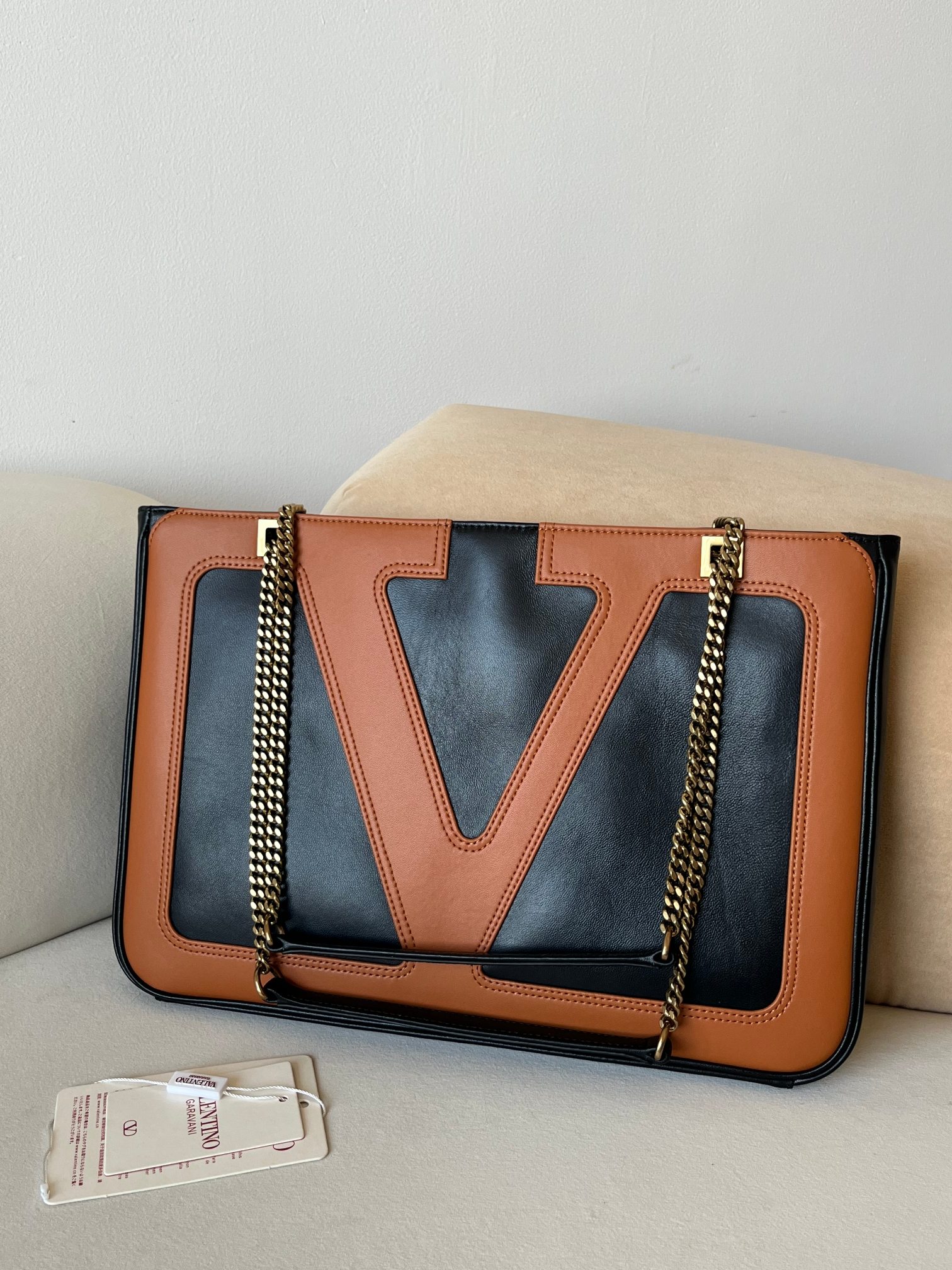 Bagsaaa Va1e*ntin0 Garavani Viva S*perstar Medium Nappa Leather Shopping Bag black & brown - 37cm