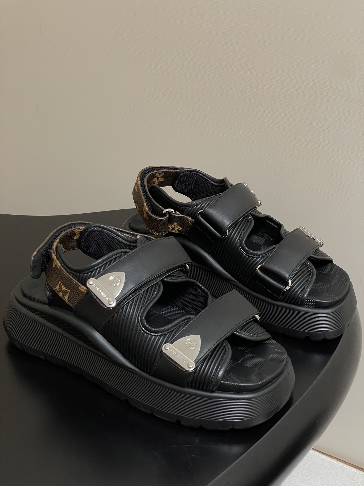 Bagsaaa LV Chameleon Comfort Sandal Black