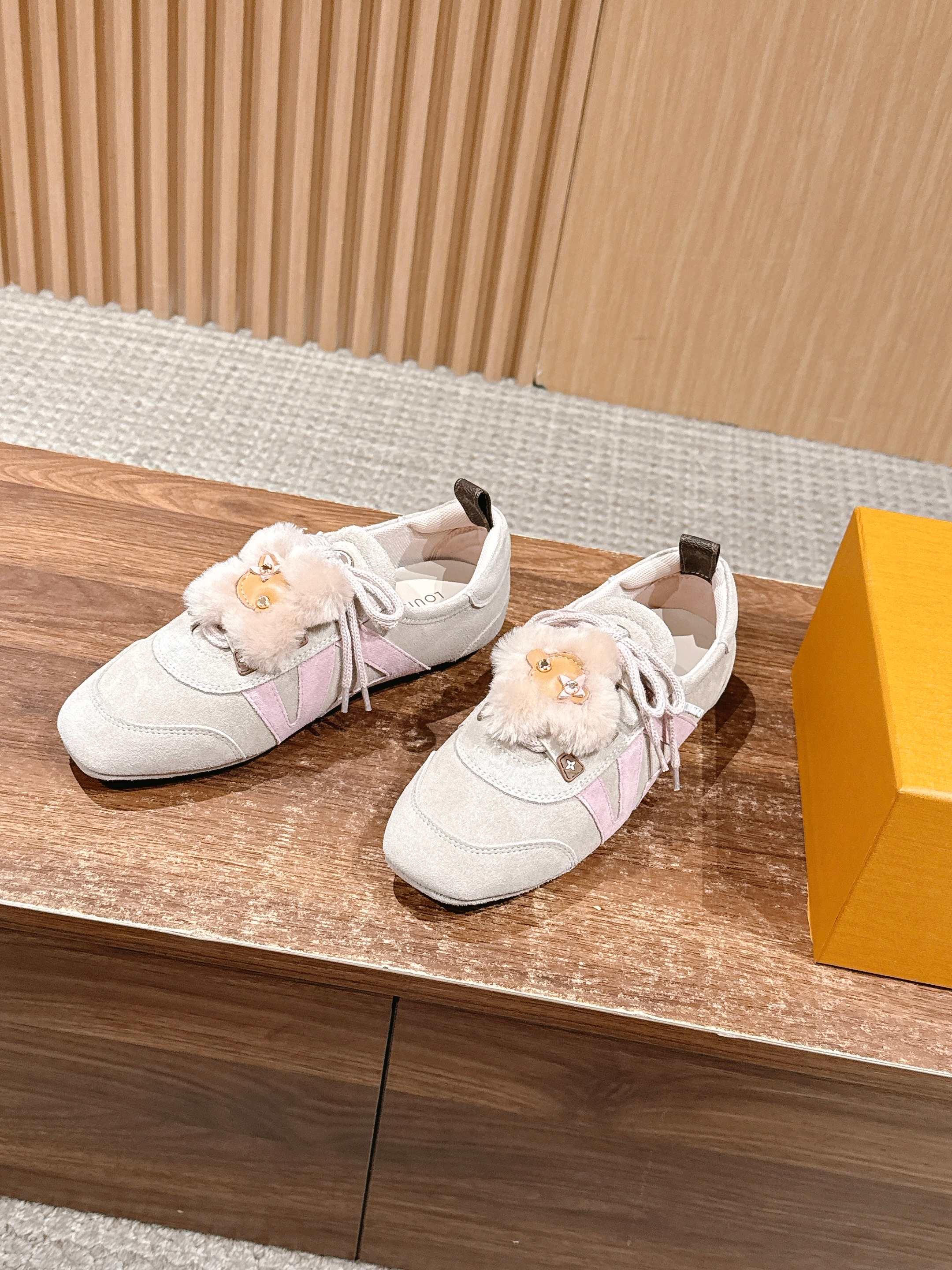 Bagsaaa L0vis Vvtt0n LV Sneakerina sneaker ballerinas in taupe suede